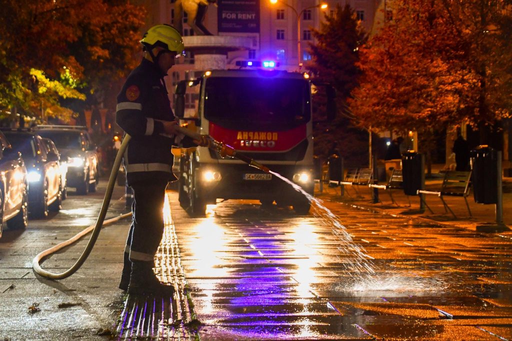 Комуналните камиони направија светлечко шоу, па заминаа да го чистат Скопје