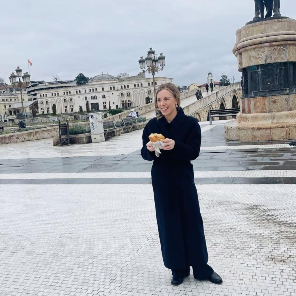 (Фото) Шведска министерка го почна денот во Скопје со симит-погача: „Енергичен појадок пред нејзината прва средба“