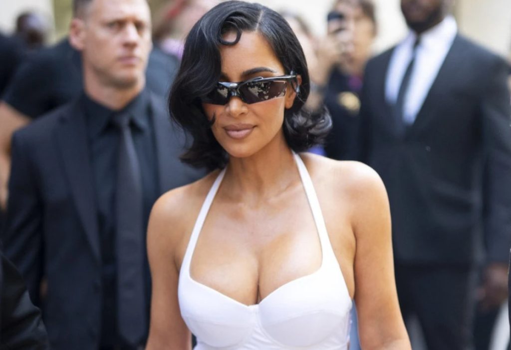 (Фото) По фијаското со серијата, таа продолжи да го прави тоа што најдобро го знае – да привлекува внимание со разголените изданија