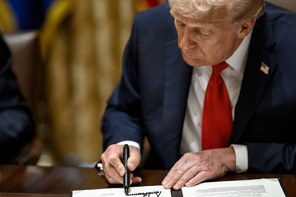 Трамп потпиша закон со кој ќе се обврзе целосно објавување на документите за Епштајн