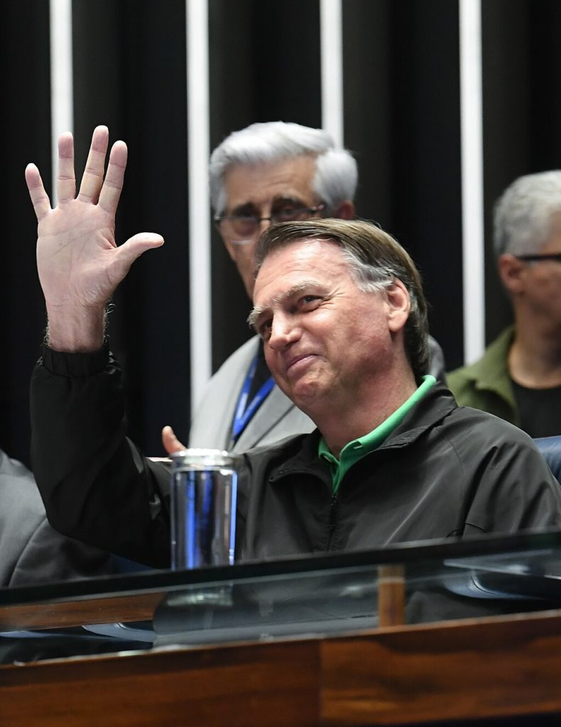 Поранешниот претседател на Бразил, Болсонаро, ќе почне да ја отслужува затворската казна за обид за државен удар