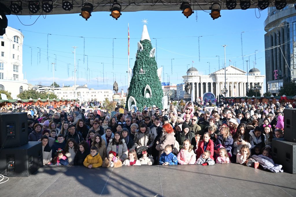 Новогодишна забава на плоштадот „Македонија“, Скопје во 2026 година ќе влезе со песните на Каролина