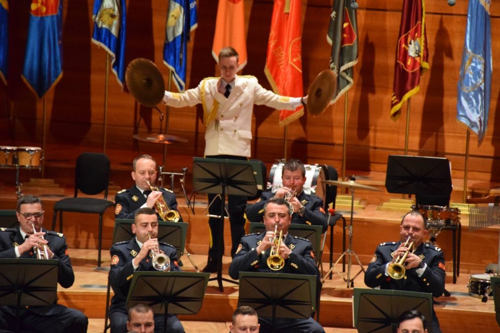 (Фото) Одржан традиционален предновогодишен концерт на Воениот оркестар