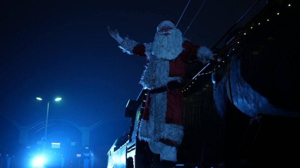 „Дедо мраз дојде со воз“: специјална новогодишна театарска претстава за деца на Железничка станица – Скопје