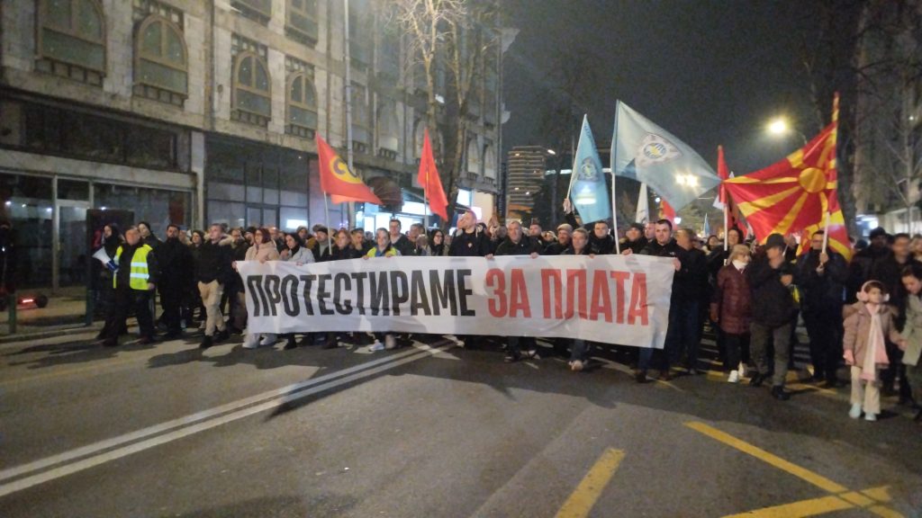 Илјадници граѓани протестираа за повисоки плати и достоинствена живеачка