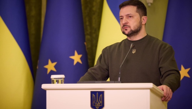 Зеленски на годишнината од војната го потсети Трамп дека Русија е агресорот и го повика да ја посети Украина