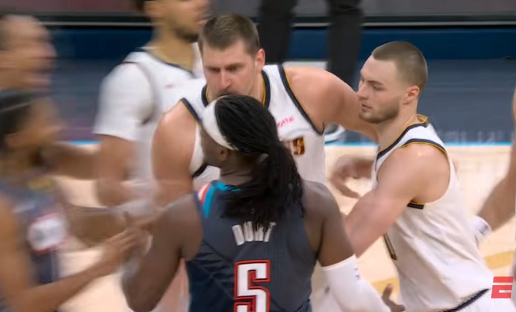 Тренерот на Денвер објасни зошто Јокиќ тргнал да се пресметува со играчите на Оклахома