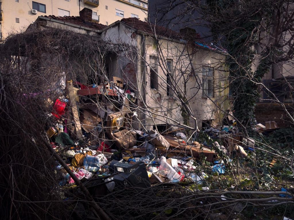 Иселени бездомници што направиле депонии во напуштени објекти во Центар