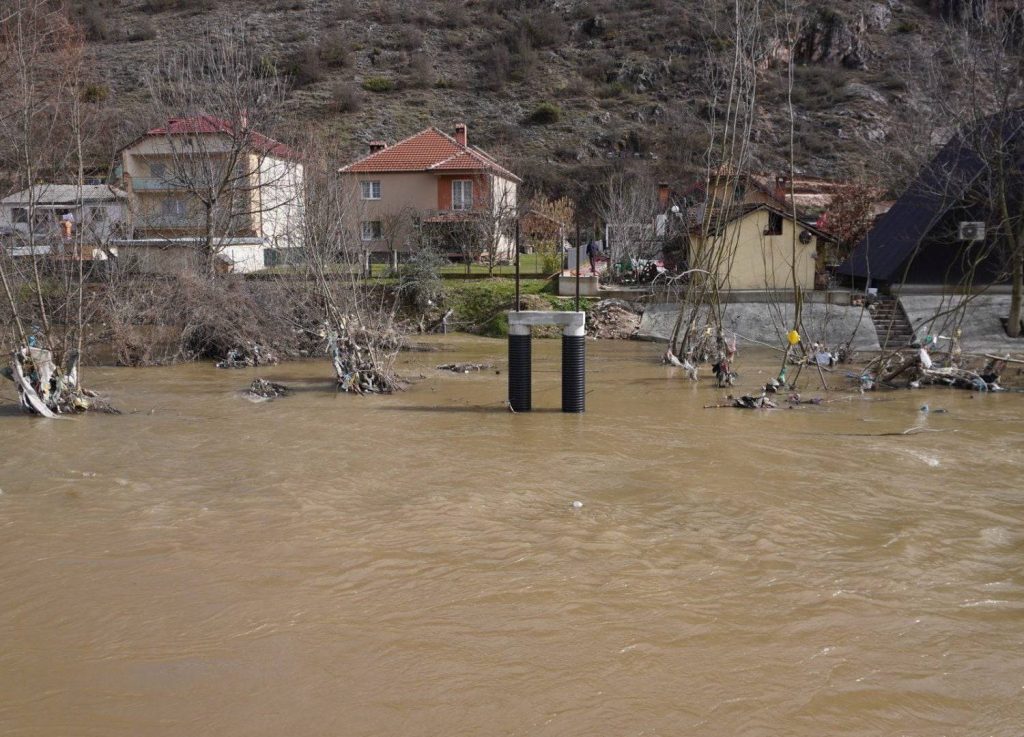 Поплавите го извадија ѓубрето од реките