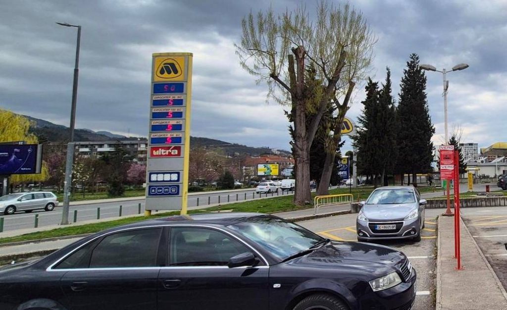 Цената на дизелот останува иста, на бензините паѓа: Што плаќаме со секој литар гориво што ќе го наточиме?