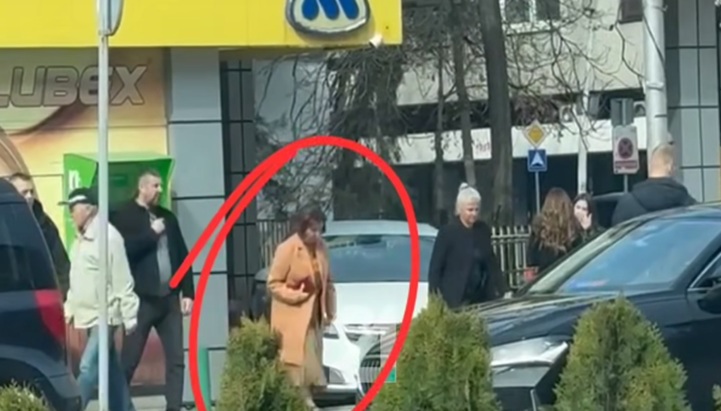 Претседателката се симна од службениот автомобил да извади пари од банкомат (ВИДЕО)