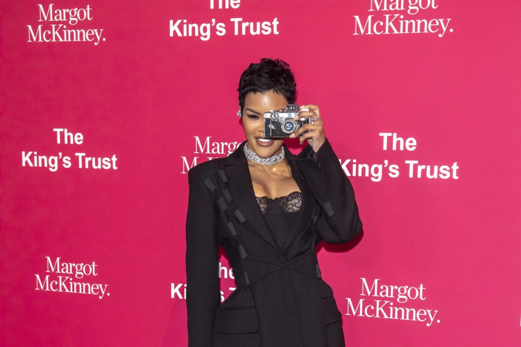 (Видео) Актерката покажа нова верзија на „гол фустан“, сите се прашуваат – дали е навистина гола?