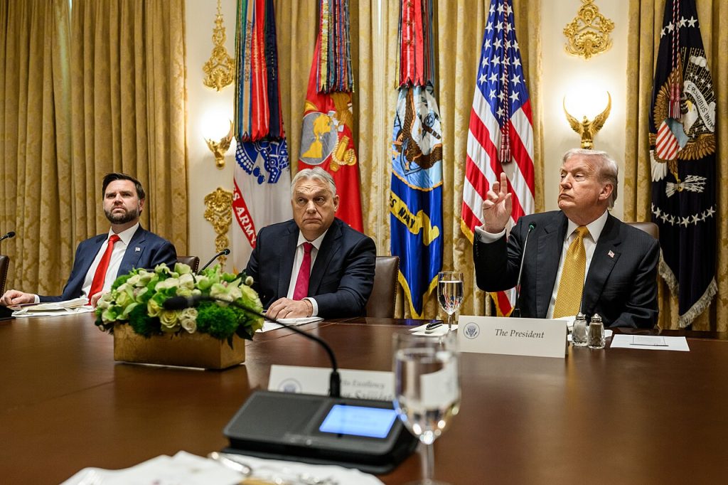 Венс пристигнува во Будимпешта во пресрет на изборите, Орбан губи поддршка во анкетите