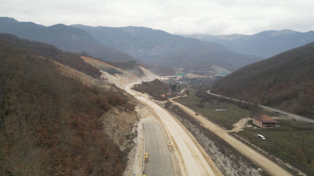 Изградбата на автопатот Охрид-Кичево треба да заврши до крајот на годината, тврди Николоски