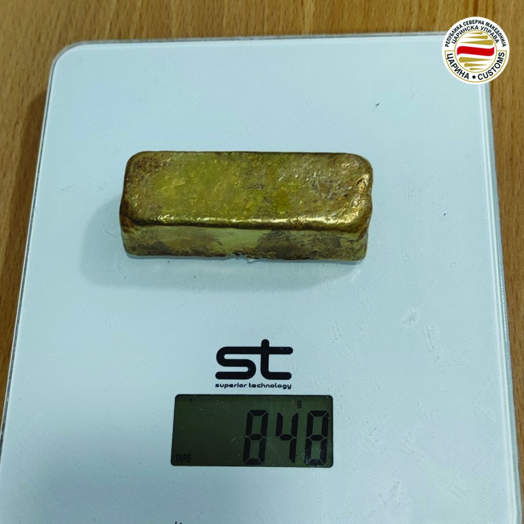 Златна плочка вредна 4,5 милиони денари пронајдена во чевел на патник на граничен премин Богородица