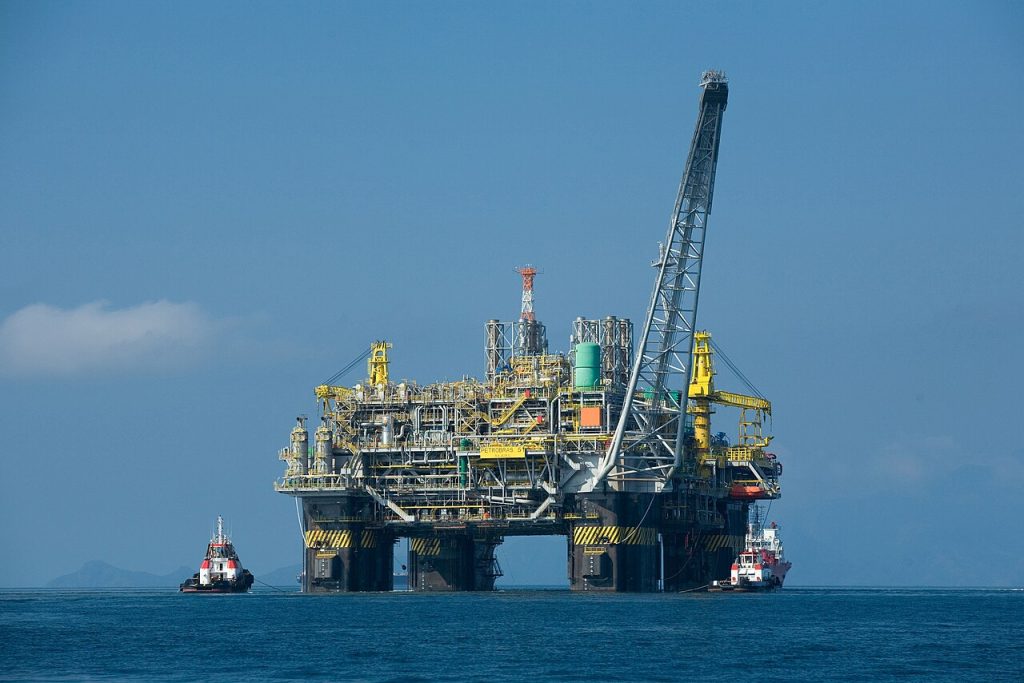 Цените на нафтата скокнаа за повеќе од три долари по израелските напади врз Либан и Иран