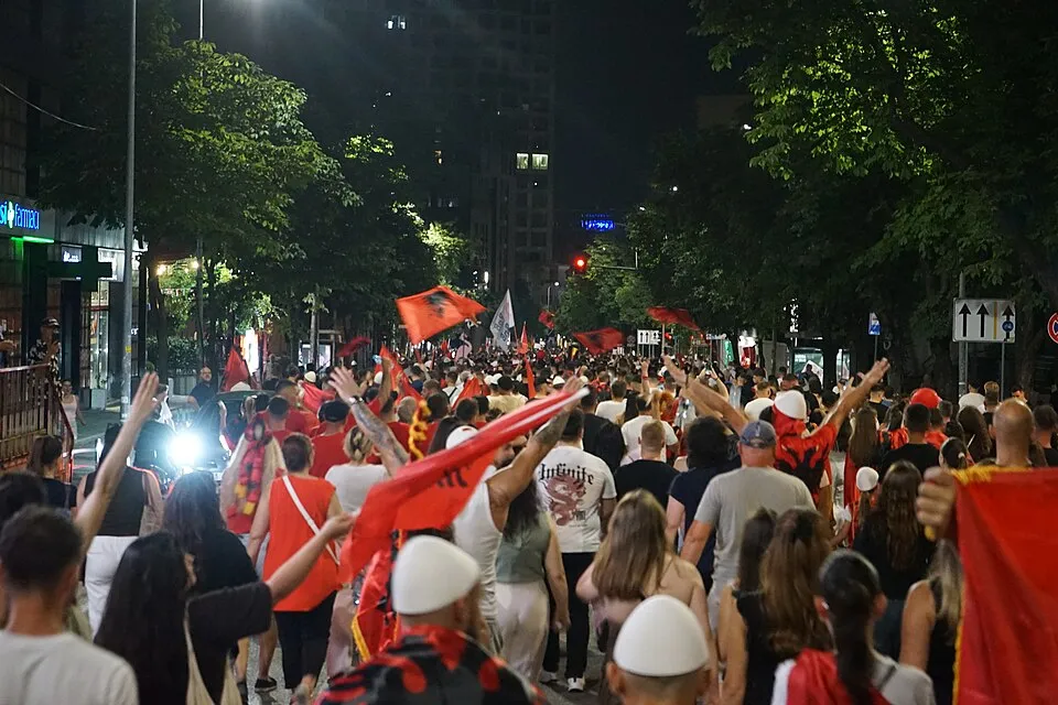 Фламинго револуција: Нов масовен протест во Тирана со барање за оставка на Еди Рама