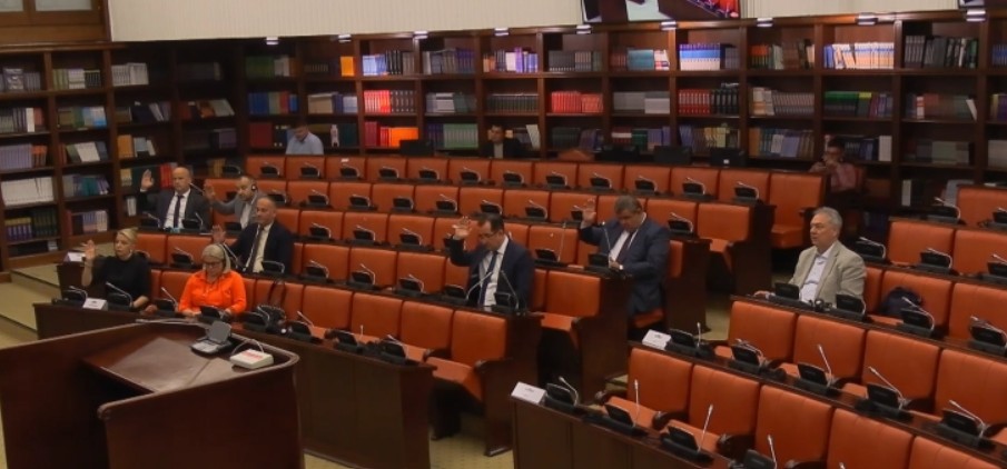 Заседаваат собраниски комисии, тројца нови амбасадори ќе ги претстават своите платформи, продолжува кризната состојба…