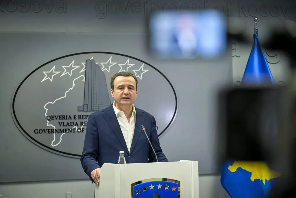 Косовскиот премиер Албин Курти беше гаѓан со јајца за време на седница во косовското собрание