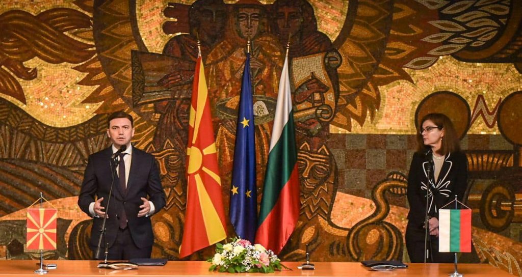 Прашања до Марта Кос: На која правна основа Македонија мора да ги внесе Бугарите во Уставот?