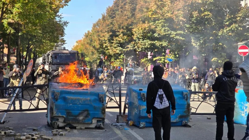 Во уличните судири со молотиви коктели и солзавци во Тирана во шест дена има 295 повредени